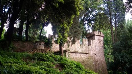 Il bastione di difesa voluto da Cosimo I ricompreso all'interno del Giardino Torrigiani