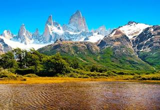 Montañas nevadas en la Patagonia, Argentina.