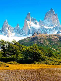 Montañas nevadas en la Patagonia, Argentina.