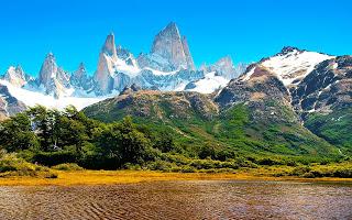 Montañas nevadas en la Patagonia, Argentina.