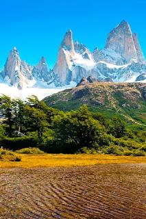 Montañas nevadas en la Patagonia, Argentina.