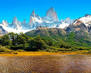 Montañas nevadas en la Patagonia, Argentina.