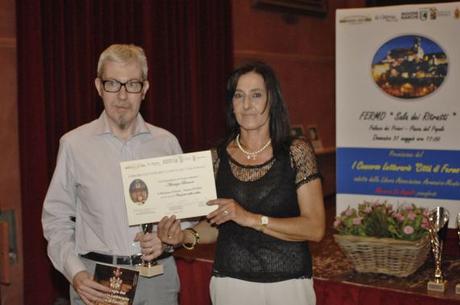 Andrea Mauri riceve il premio dal Presidente del Premio Susanna Polimanti 