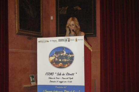 Maria Grazia Tomassini mentre legge la sua poesia premiata con menzione d'onore