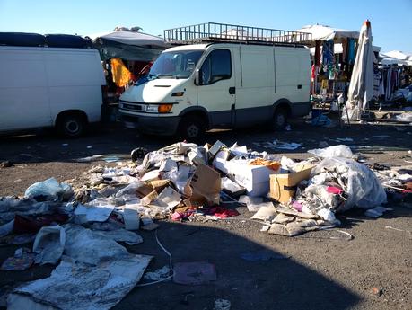 Anagnina quarto mondo. 12 foto ributtanti dal capolinea della Metro A. Non esiste nessun città al mondo dove succede roba simile Anagnina quarto mondo. 12 foto ributtanti dal capolinea della Metro A. Non esiste nessun città al mondo dove succede roba simile