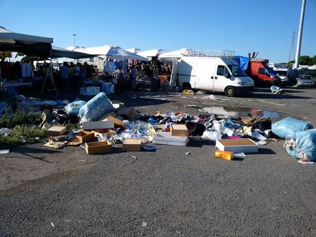 Anagnina quarto mondo. 12 foto ributtanti dal capolinea della Metro A. Non esiste nessun città al mondo dove succede roba simile Anagnina quarto mondo. 12 foto ributtanti dal capolinea della Metro A. Non esiste nessun città al mondo dove succede roba simile