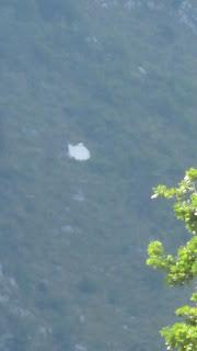 La pietra bianca sulla montagna che segna l'ora per i contadini. La pietra bianca sulla montagna che segna l'ora per i contadini.