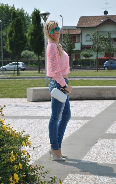 outfit crop top rosa come abbinare il crop top outfit rosa mariafelicia magno fashion blogger colorblock by felym blog di moda italiani milano blogger italiane di moda jeans e tacchi outfit giugno 2015 ragazze bionde blonde hair blonde girls summer outfit how to wear crop top pink outfit  jeans and heels how to wear jeans and heels majique london 