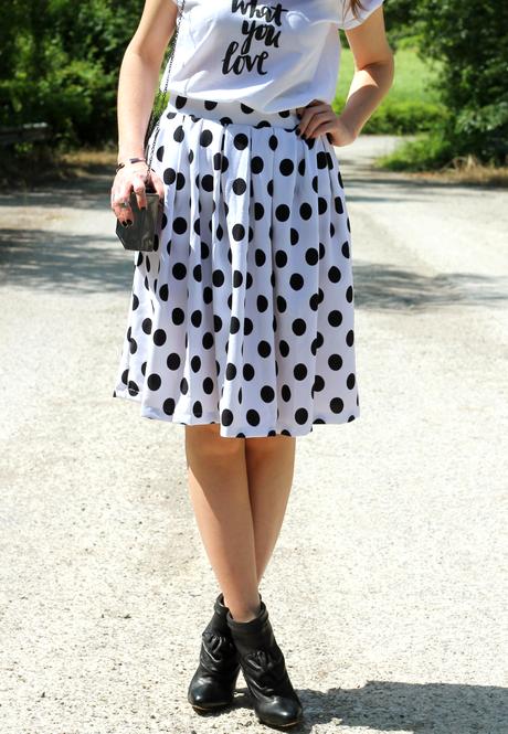 Outfit: midi skirt a pois, tshirt bianca e statement necklace