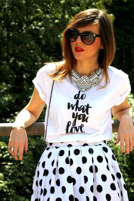 Outfit: midi skirt a pois, tshirt bianca e statement necklace