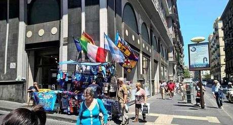 Tutto pronto per la Champions: Napoli diventa blaugrana! Bandiera del Barcellona