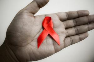 Foto di Sham Hardy - Support For International AIDS Memorial Day (https://www.flickr.com/photos/xshamx/3538898056)