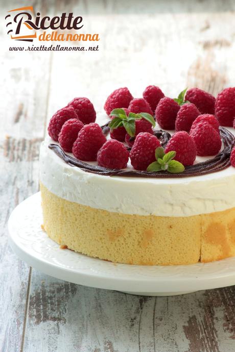 Cheesecake ripiena ai lamponi Torta ripiena ai lamponi