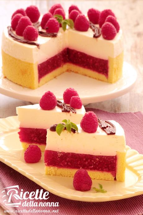 Cheesecake ripiena ai lamponi Torta ripiena ai lamponi