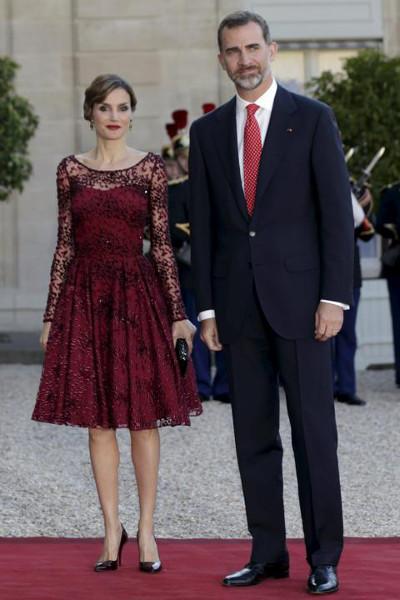 Letizia di Spagna seduce Parigi, con la moda made in Spain