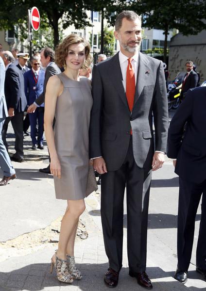 Letizia di Spagna seduce Parigi, con la moda made in Spain