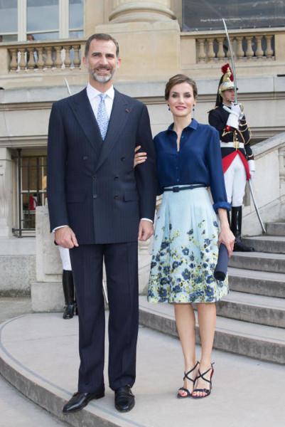 Letizia di Spagna seduce Parigi, con la moda made in Spain