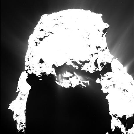 Quest'immagine della cometa di Rosetta è stata raccolta il 25 aprile 2015 da una distanza di circa 93 km e presenta getti di polvere chiaramente distinguibili lungo zone dove il Sole era già tramontato. Crediti: ESA/Rosetta/MPS for OSIRIS Team MPS/UPD/LAM/IAA/SSO/INTA/UPM/DASP/IDA