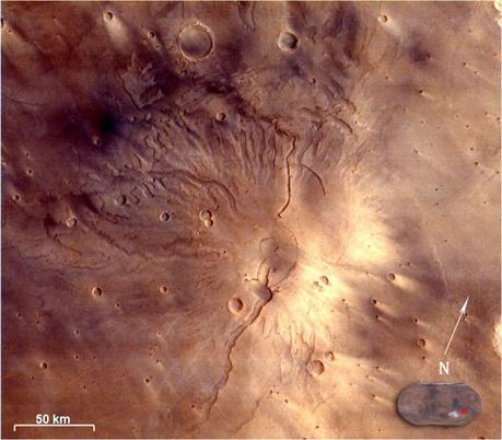 Nella foto si vede il vulcano Tyrrhenus Mons nella regione Hesperia Planum. Immagine scattata a colori con la MCC il 25 febbraio 2015 ad una risoluzione spaziale di 166m da un'altitudine di 3.192 chilometri. Crediti: ISRO