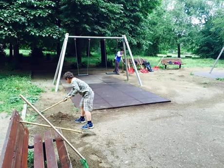 All'Ardeatino i cittadini fanno da soli. Ecco le foto del Retake al Parco Scott. Tra sporcizia, erbacce e siringhe che ti si infilano nelle scarpe