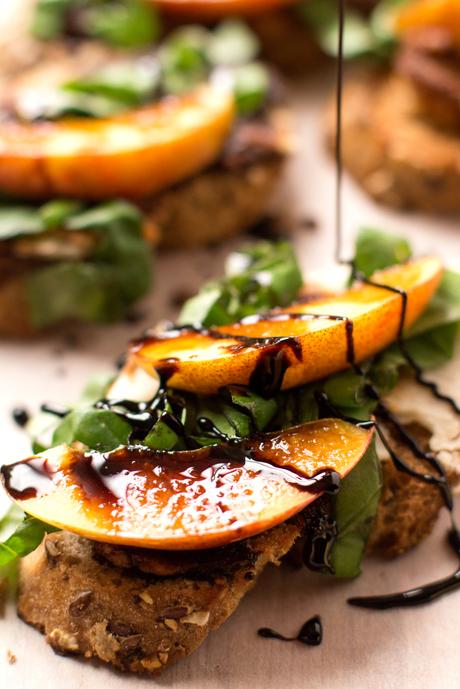 BRUSCHETTA VEGAN con PESCHE, ACETO BALSAMICO, BASILICO e CREMA DI FAGIOLI BIANCHI