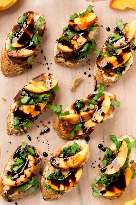 BRUSCHETTA VEGAN con PESCHE, ACETO BALSAMICO, BASILICO e CREMA DI FAGIOLI BIANCHI