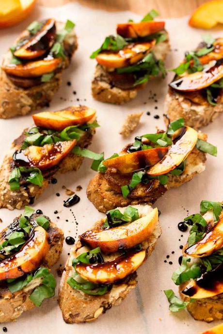 BRUSCHETTA VEGAN con PESCHE, ACETO BALSAMICO, BASILICO e CREMA DI FAGIOLI BIANCHI