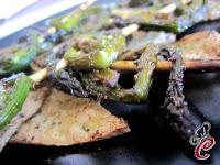 Spiedini di asparagi marinati su chips di tofu speziato: fate le vostre scelte e poi rivoluzionatele
