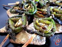 Spiedini di asparagi marinati su chips di tofu speziato: fate le vostre scelte e poi rivoluzionatele