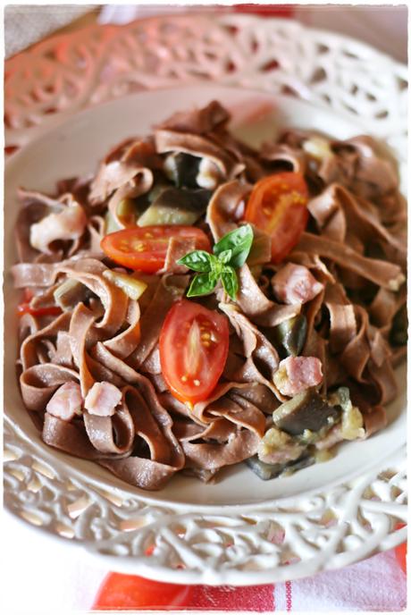 Tagliatelle al cacao con pomodorini, melanzane e pancetta5