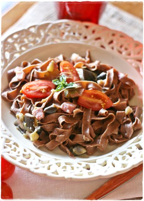 Tagliatelle al cacao con pomodorini, melanzane e pancetta4