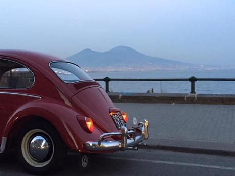 Tornano gli anni ’70: Birra in Maggiolino sulla spiaggia del Nabilah