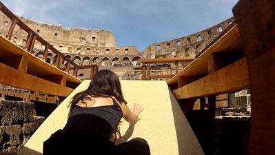 2015.06.05 Artista in uscita dalla botola del montacarichi 32 Colosseo: operativo il “montacarichi delle belve” … e fra 5 anni l’arena