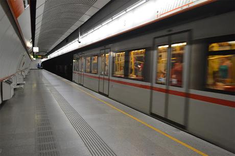 La metropolitana a Vienna non è nuova e neppure bella. Ma la metro a Vienna è pulita ed efficiente. 17 foto per fare un confronto