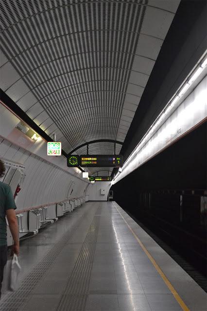 La metropolitana a Vienna non è nuova e neppure bella. Ma la metro a Vienna è pulita ed efficiente. 17 foto per fare un confronto