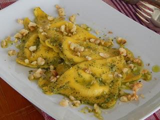 Triangoli allo squacquerone con pesto e noci