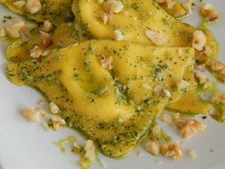 Triangoli allo squacquerone con pesto e noci