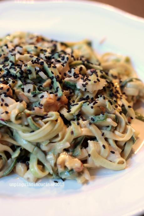Noodles di zucchine con burro d’arachidi e sesamo noodles-di-zucchine-con-burro-di-arachidi-e-sesamo