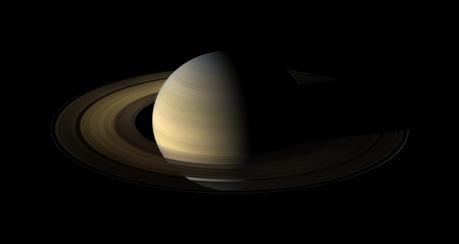 Saturn,_its_rings,_and_a_few_of_its_moons