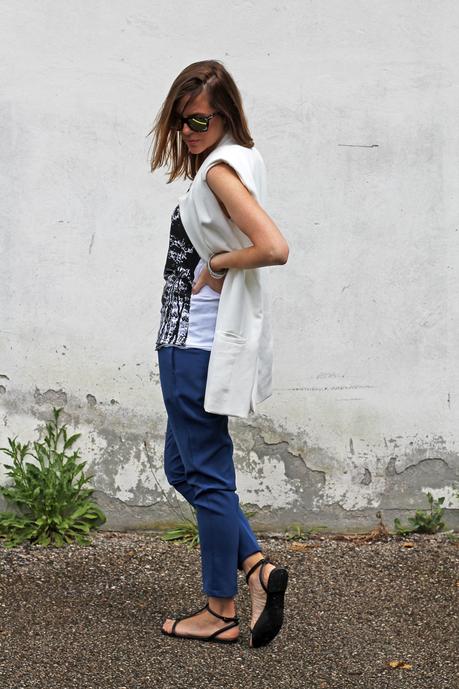 Outfit: t-shirt stampata, gilet lungo e occhiali Opposit