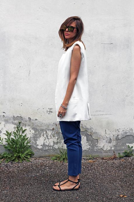 Outfit: t-shirt stampata, gilet lungo e occhiali Opposit
