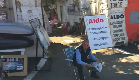 E ce la pigliamo coi campi rom? I venditori di ricambi della Portuense peggio che in una favela: fanno le barricate contro la Polizia. Ecco il video di quando ci urlarono contro