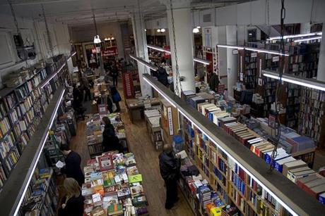 Il bookstore Strand, a NY. Trova le differenze.