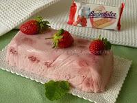 Semifreddo con mascarpone e yogurt alle fragole