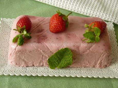 Semifreddo con mascarpone e yogurt alle fragole