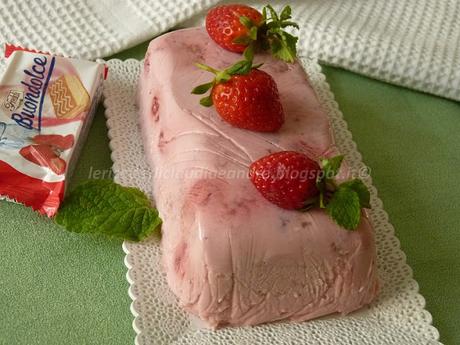 Semifreddo con mascarpone e yogurt alle fragole