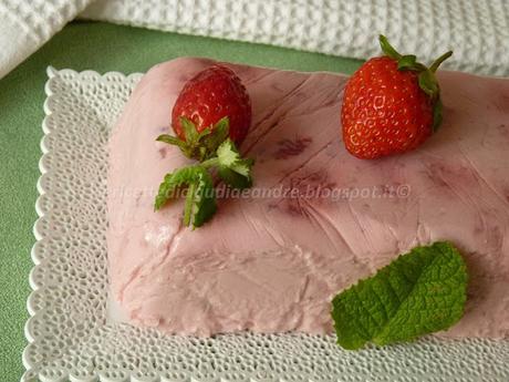 Semifreddo con mascarpone e yogurt alle fragole