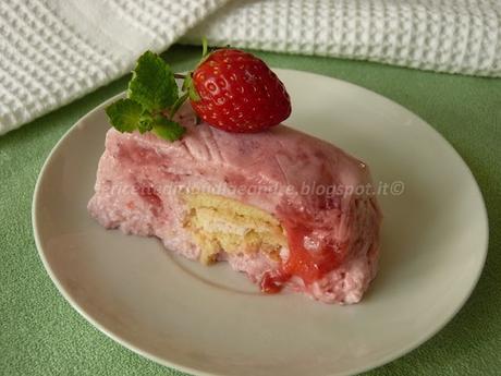 Semifreddo con mascarpone e yogurt alle fragole