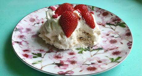 Pavlova alle fragole in pochi minuti: la meringa nel microonde Pavlova alle fragole in pochi minuti: la meringa nel microonde