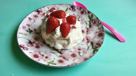 Pavlova alle fragole in pochi minuti: la meringa nel microonde Pavlova alle fragole in pochi minuti: la meringa nel microonde